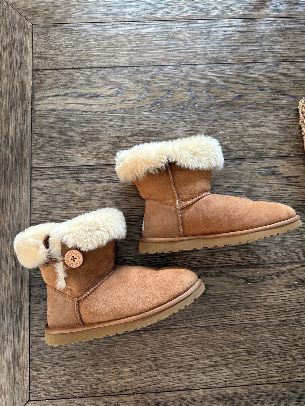 Ugg Bailey Button II boots. Chestnut. Like new! Button on side. Size 9